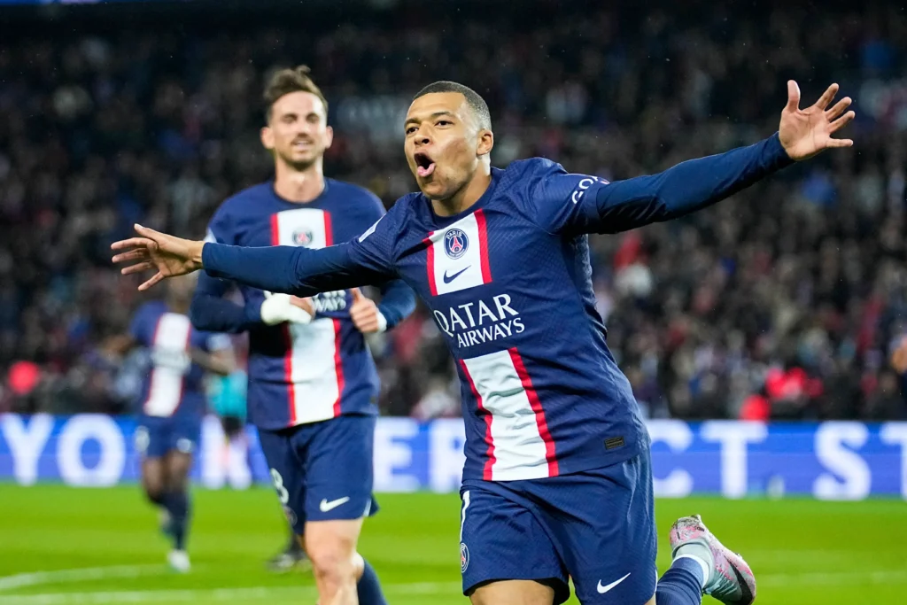 음바페가 PSG 유니폼을 입고 골 세리머니를 하는 장면.